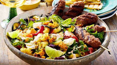 Saftige Bifteki-Spieße auf Grillgemüse-Nudel-Salat Rezept - Foto: House of Food / Bauer Food Experts KG