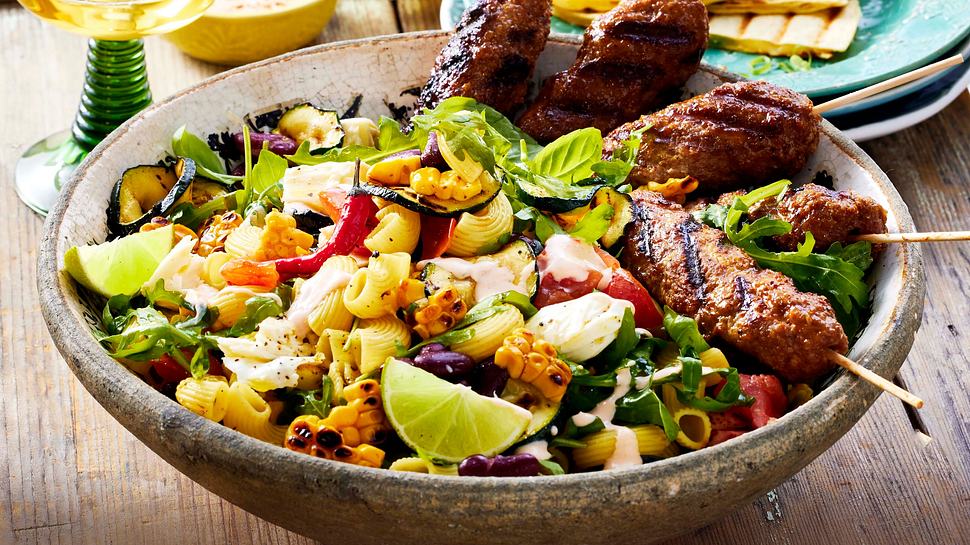 Saftige Bifteki-Spieße auf Grillgemüse und Nudelsalat Rezept - Foto: House of Food / Bauer Food Experts KG