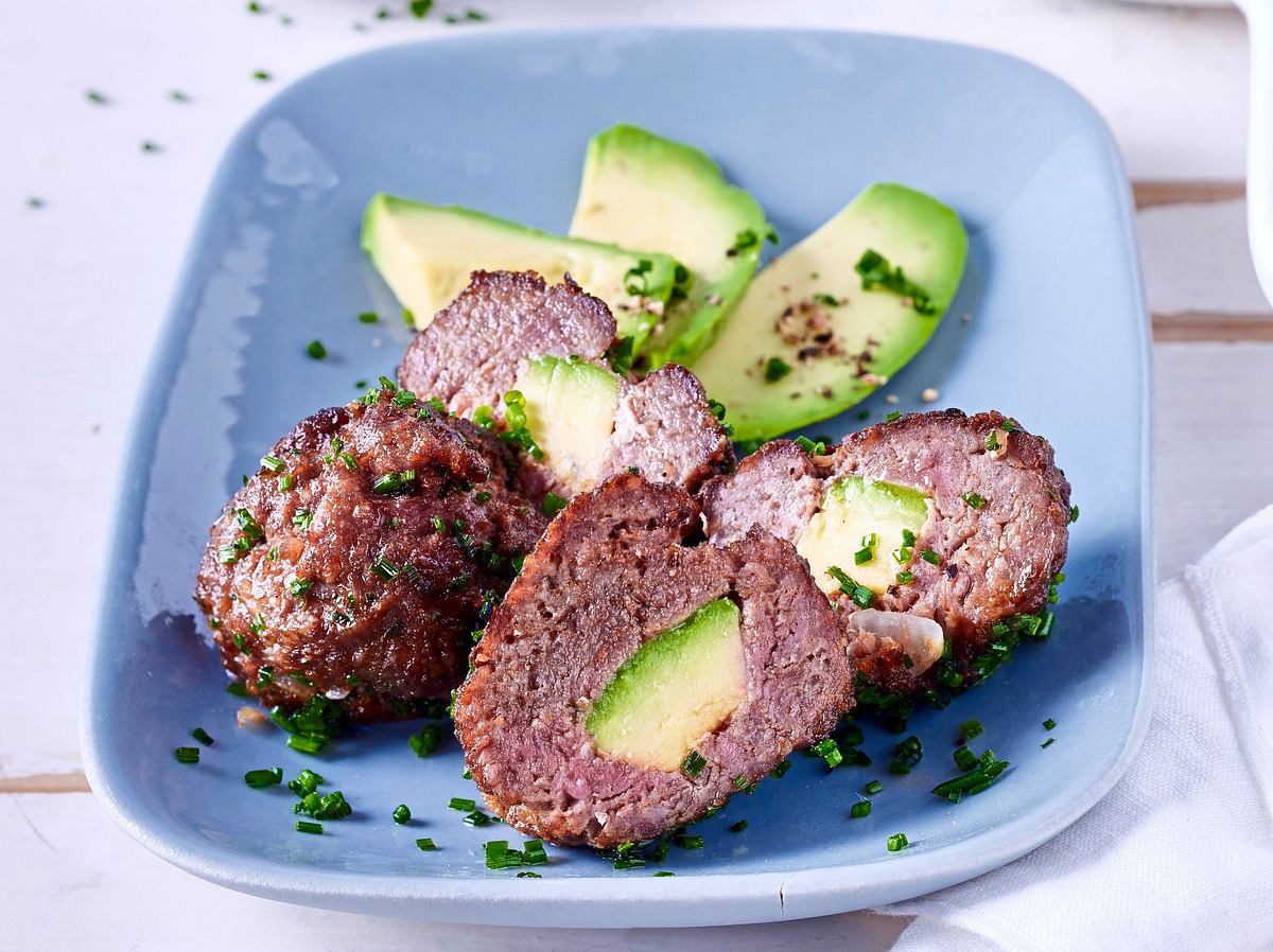 Saftige Frikadellen mit Avocado-Füllung Rezept