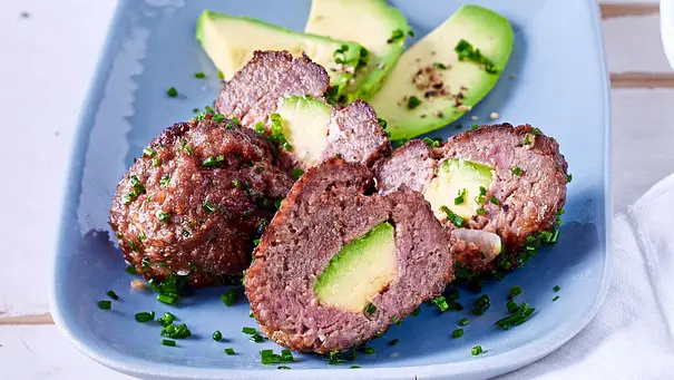 Saftige Frikadellen mit Avocado-Füllung Rezept - Foto: LECKER @ Bauer Media Group Saftige Frikadellen mit Avocado-Füllung Rezept - Foto: LECKER @ Bauer Media Group