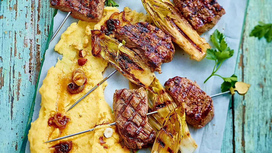 Saftige Grillspieße zu Parmesan-Polenta Rezept - Foto: LECKER @ Bauer Media Group Saftige Grillspieße zu Parmesan-Polenta Rezept - Foto: LECKER @ Bauer Media Group