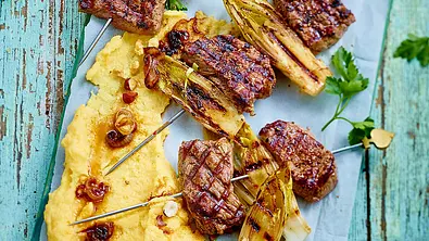 Saftige Grillspieße zu Parmesan-Polenta Rezept - Foto: LECKER @ Bauer Media Group