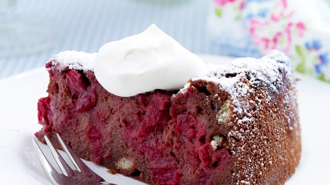 Saftige Kirschtorte mit Löffelbiskuits Rezept - Foto: LECKER @ Bauer Media Group Saftige Kirschtorte mit Löffelbiskuits Rezept - Foto: LECKER @ Bauer Media Group