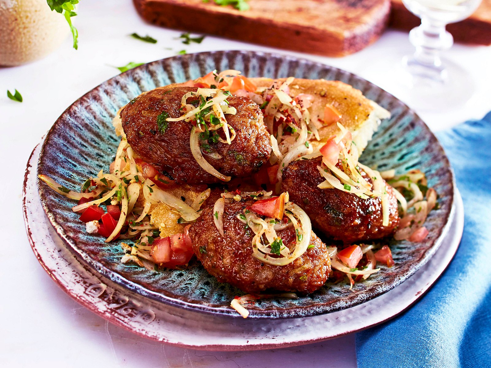 Saftige Köfte mit Taboulé-Zugabe Rezept | LECKER