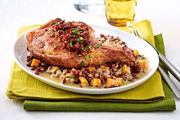 Saftige Koteletts auf Sahnelinsen Rezept Saftige Koteletts auf Sahnelinsen Rezept