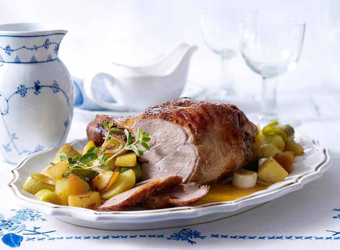Saftige Putenoberkeule mit Majoran-Porree-Gemüse Rezept | LECKER