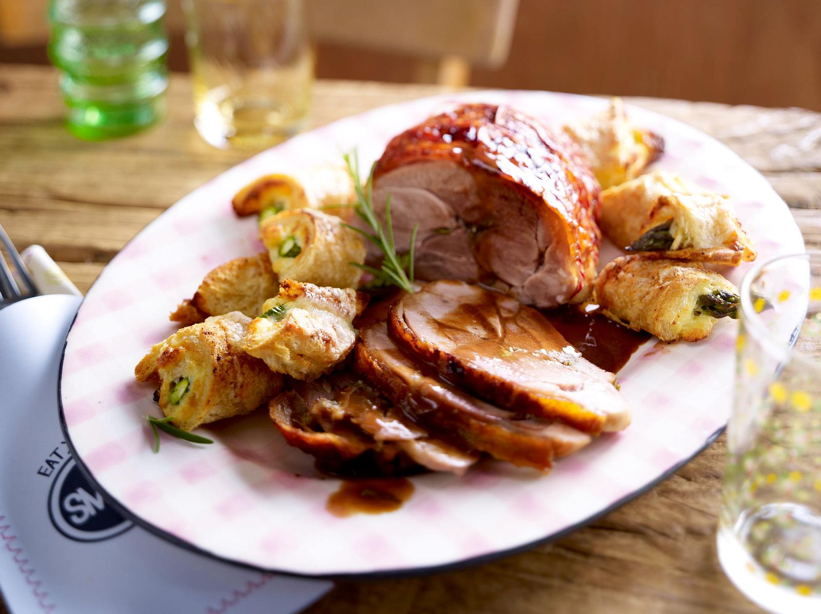 Saftige Putenoberkeule mit Whiskeysoße und knusprigen Spargelröllchen ...