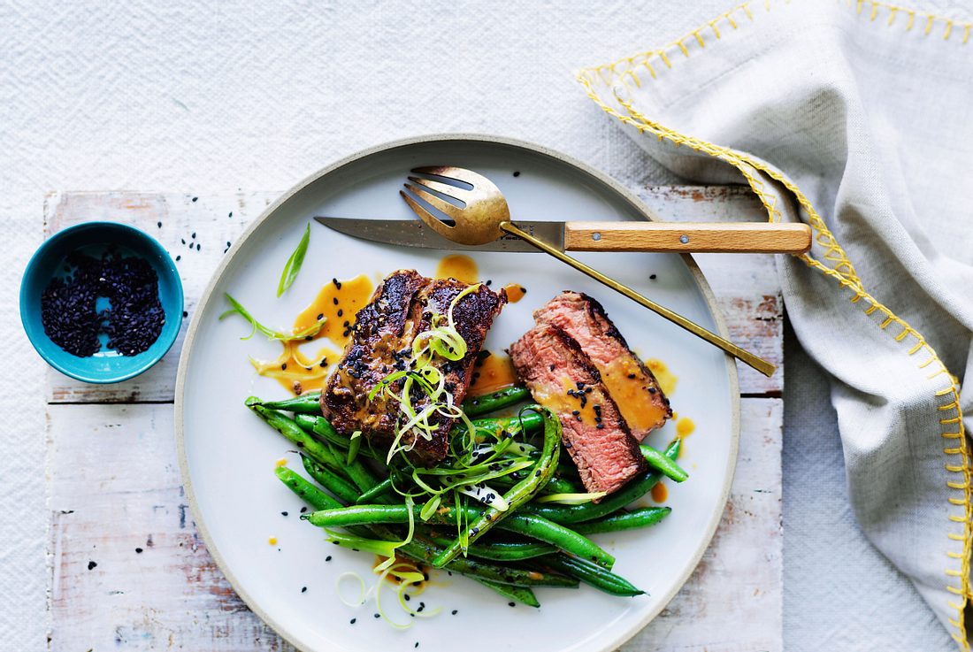 Saftige Senf-Steaks mit Tahin-Soße und Bohnen Rezept | LECKER