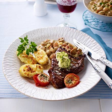 Saftige Steaks mit gebackenen Käsekartoffeln Rezept