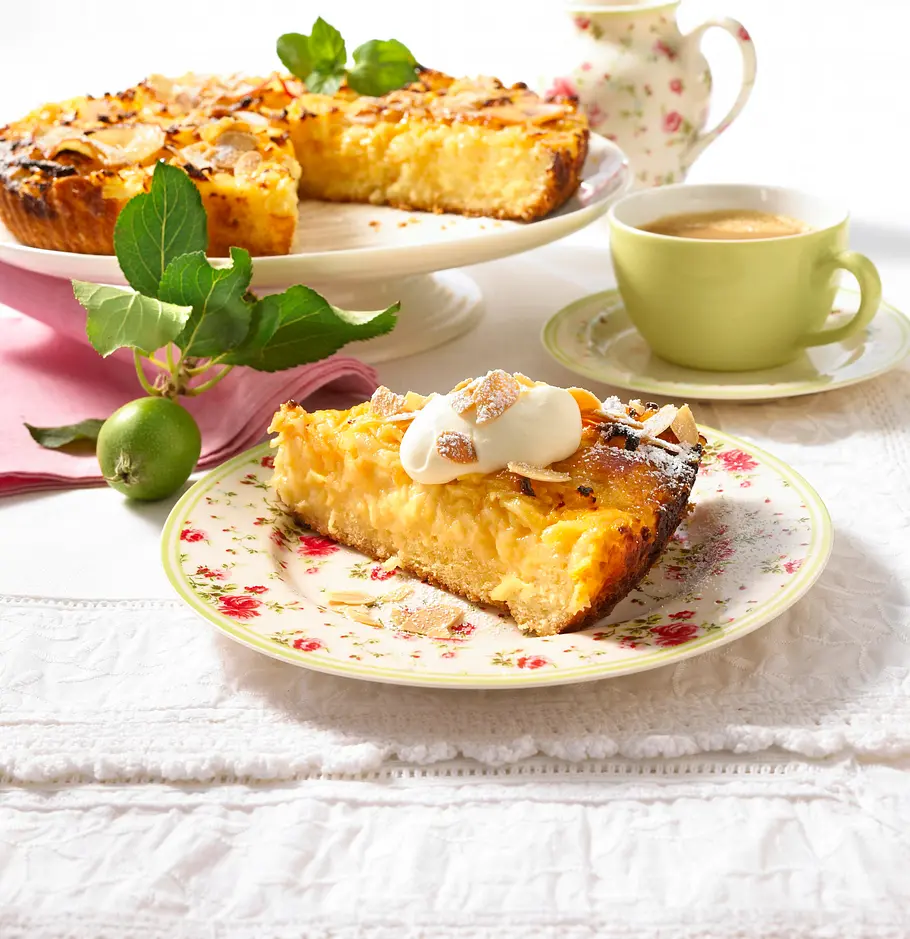 Saftiger Apfelkuchen mit Creme double-Guss (mit Mandelblättchen) Rezept Saftiger Apfelkuchen mit Creme double-Guss (mit Mandelblättchen) Rezept