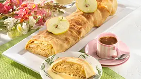 Saftiger Apfelstrudel mit Vanillesoße Rezept - Foto: LECKER @ Bauer Media Group Saftiger Apfelstrudel mit Vanillesoße Rezept - Foto: LECKER @ Bauer Media Group
