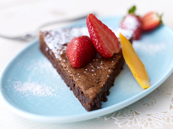 Saftiger Brownie mit Mango-Erdbeersalat Rezept Saftiger Brownie mit Mango-Erdbeersalat Rezept