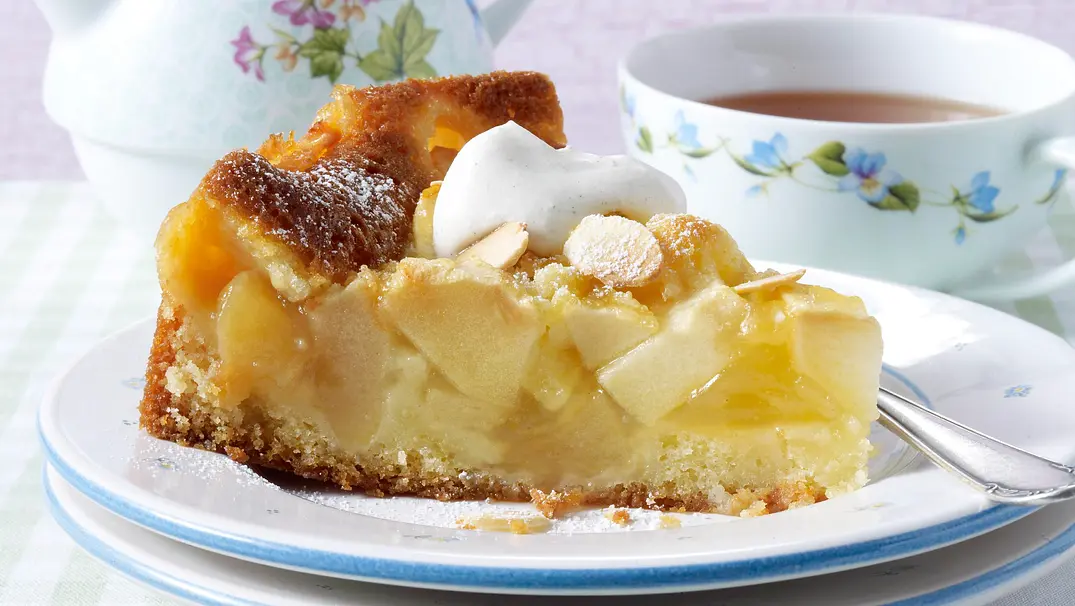 Saftiger Creme double-Apfelkuchen mit Walnüssen Rezept - Foto: LECKER @ Bauer Media Group Saftiger Creme double-Apfelkuchen mit Walnüssen Rezept - Foto: LECKER @ Bauer Media Group
