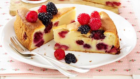 Saftiger Frischkäse-Kuchen mit Marsala-Beeren Rezept - Foto: House of Food / Bauer Food Experts KG