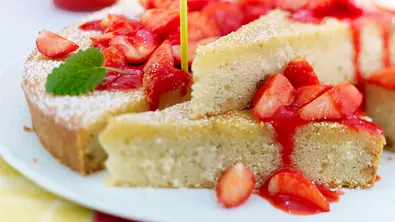 Saftiger Grießkuchen und Erdbeersoße Rezept - Foto: LECKER @ Bauer Media Group