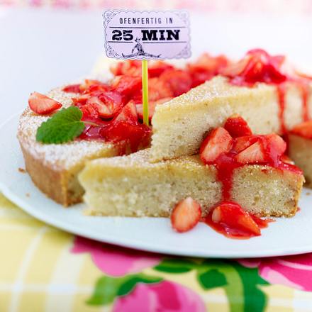 Saftiger Grießkuchen mit Erdbeersoße Rezept Saftiger Grießkuchen mit Erdbeersoße Rezept