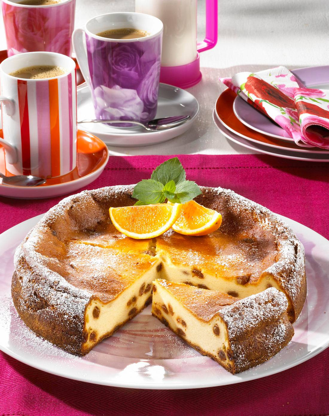 Saftiger Käsekuchen mit Rosinen ohne Boden Rezept | LECKER
