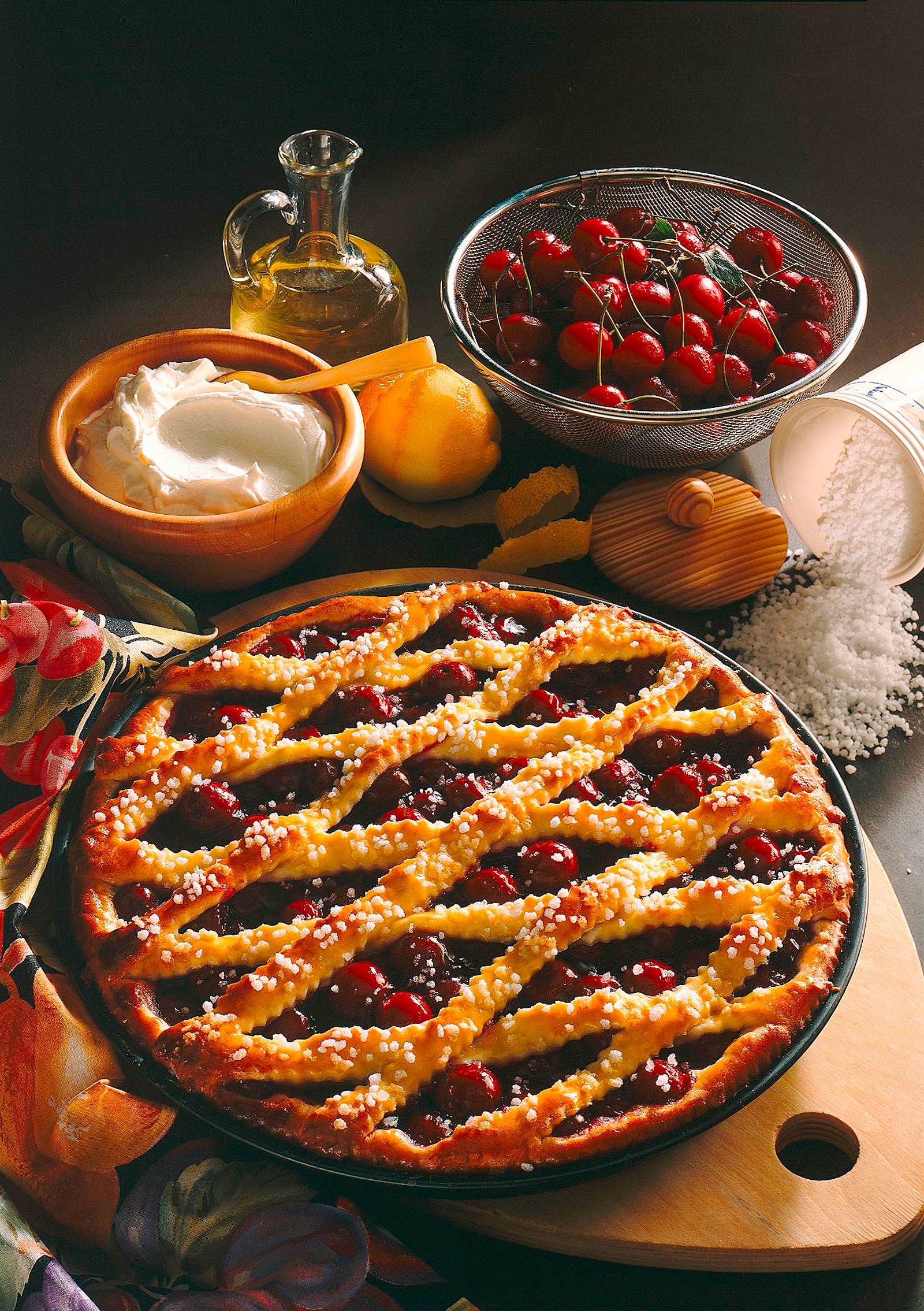 Saftiger Kirschkuchen aus Quark-Ölteig Rezept | LECKER