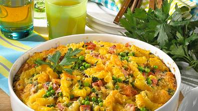 Saftiger Nudelauflauf mit Erbsen und gekochtem Schinken Rezept - Foto: LECKER @ Bauer Media Group