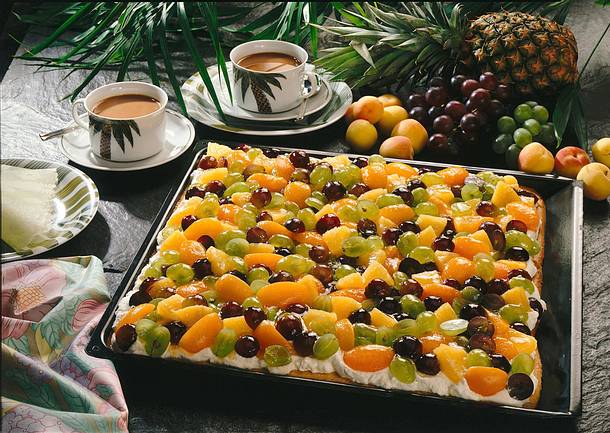 Saftiger Obstkuchen vom Blech Rezept Saftiger Obstkuchen vom Blech Rezept