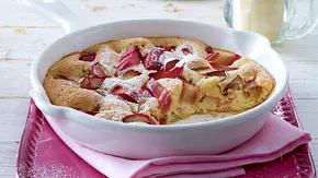 Saftiger Rhabarber-Clafoutis Rezept - Foto: LECKER @ Bauer Media Group