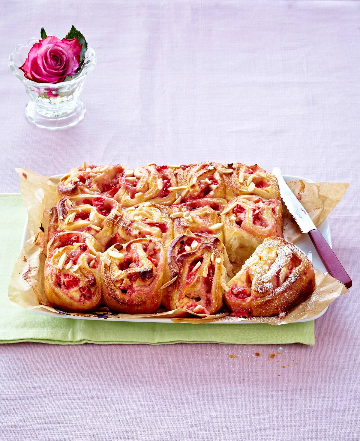 Saftiger Rosenkuchen mit Erdbeeren Rezept