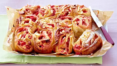 Saftiger Rosenkuchen mit Erdbeeren Rezept - Foto: LECKER @ Bauer Media Group