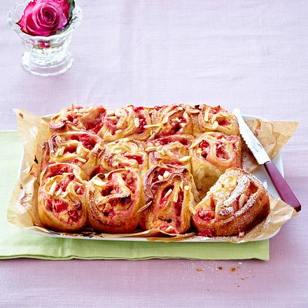 Saftiger Rosenkuchen mit Erdbeeren Rezept Saftiger Rosenkuchen mit Erdbeeren Rezept