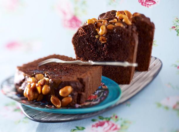 Saftiger Schokokastenkuchen mit Karamell-Erdnusssoße Rezept Saftiger Schokokastenkuchen mit Karamell-Erdnusssoße Rezept