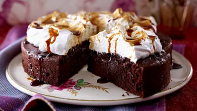 Saftiger Schokokuchen mit Baiserhaube und Espresso-Karamell Rezept - Foto: LECKER @ Bauer Media Group