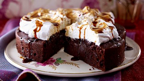 Saftiger Schokokuchen mit Baiserhaube und Espresso-Karamell Rezept - Foto: House of Food / Bauer Food Experts KG