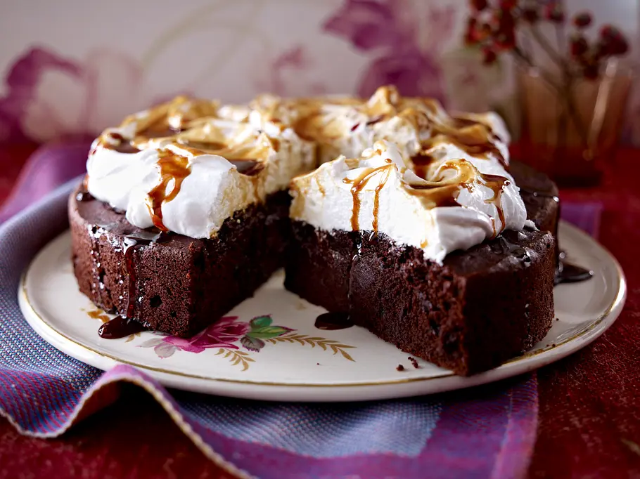 Saftiger Schokokuchen mit Baiserhaube und Espresso-Karamell Rezept Saftiger Schokokuchen mit Baiserhaube und Espresso-Karamell Rezept