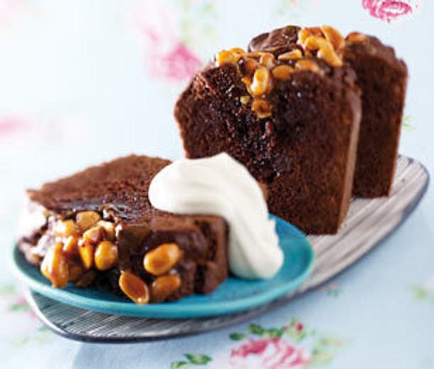 Saftiger Schokokuchen mit Karamell-Erdnüssen Rezept Saftiger Schokokuchen mit Karamell-Erdnüssen Rezept
