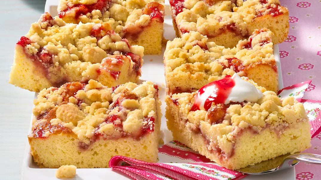 Saftiger Streuselblechkuchen mit Sahneguss Rezept - Foto: LECKER @ Bauer Media Group Saftiger Streuselblechkuchen mit Sahneguss Rezept - Foto: LECKER @ Bauer Media Group