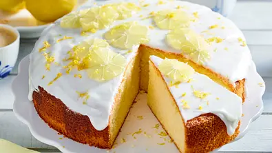 Saftiger Zitronenkuchen mit Zitronenscheiben und Guss. - Foto: LECKER @ Bauer Media Group Saftiger Zitronenkuchen mit Zitronenscheiben und Guss. - Foto: LECKER @ Bauer Media Group