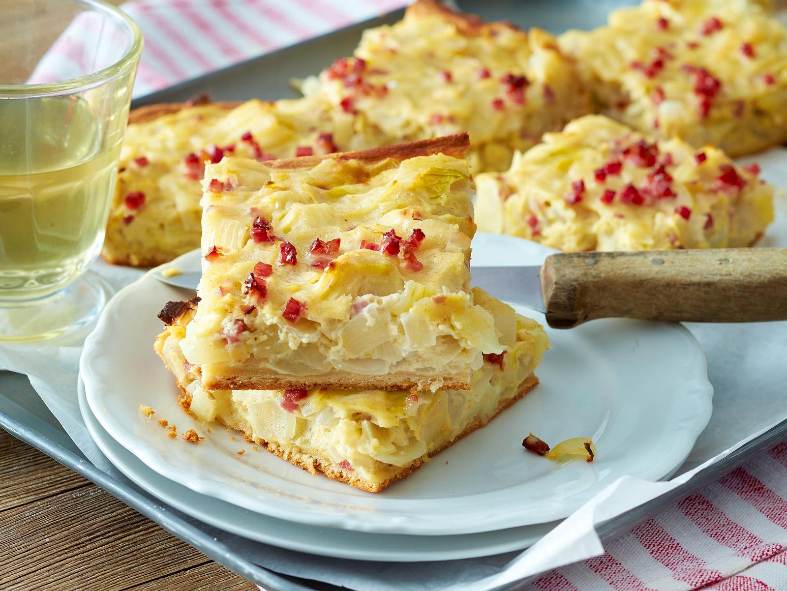 Saftiger Zwiebelkuchen vom Blech Rezept | LECKER