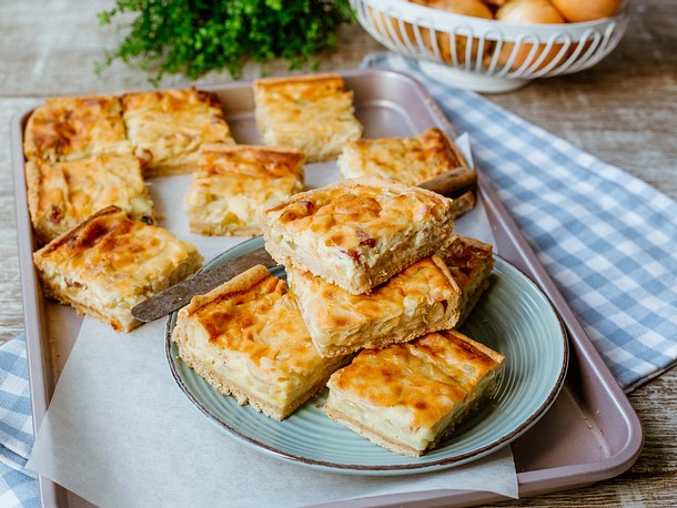 Saftiger Zwiebelkuchen vom Blech Rezept
