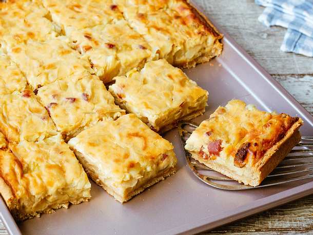 Saftiger Zwiebelkuchen vom Blech Rezept | LECKER