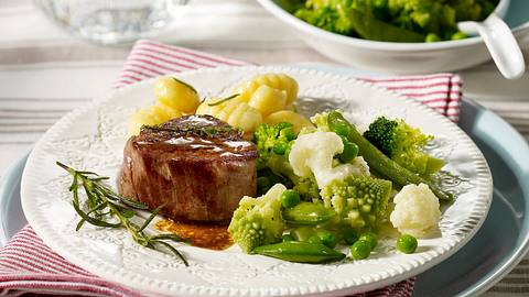 Saftiges Rinderfiletsteak zu buntem Gemüse und Gnocchi Rezept - Foto: House of Food / Bauer Food Experts KG