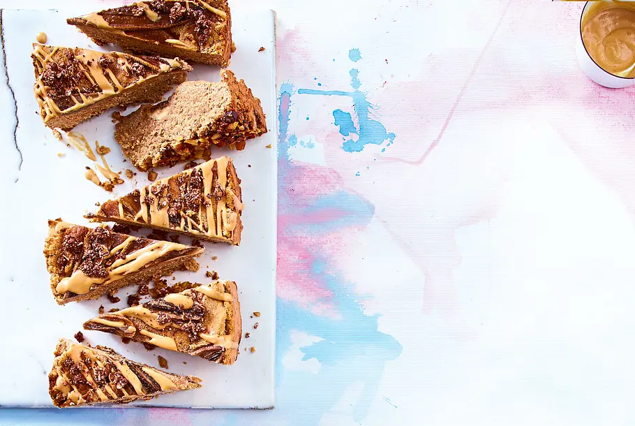 Sagenhaft saftiger Bananenkuchen mit selbst gegossenem Erdnussextra Rezept Sagenhaft saftiger Bananenkuchen mit selbst gegossenem Erdnussextra Rezept