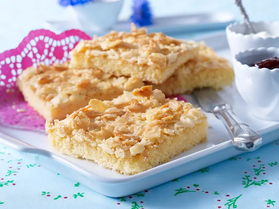Butterkuchen mit Mandeln Rezept Sahne-Mandel-Butterkuchen Rezept