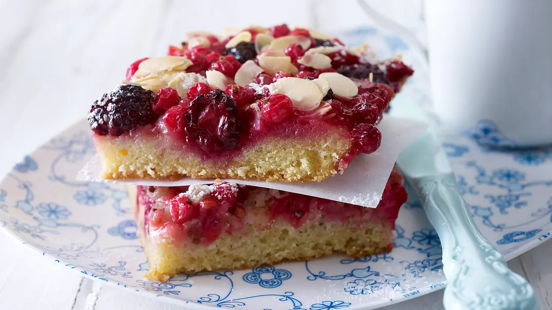 Sahnebutterkuchen mit zweierlei Beeren Rezept - Foto: LECKER @ Bauer Media Group Sahnebutterkuchen mit zweierlei Beeren Rezept - Foto: LECKER @ Bauer Media Group