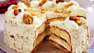 Sahnetorte mit Karamellnüssen Rezept - Foto: LECKER @ Bauer Media Group Sahnetorte mit Karamellnüssen Rezept - Foto: LECKER @ Bauer Media Group