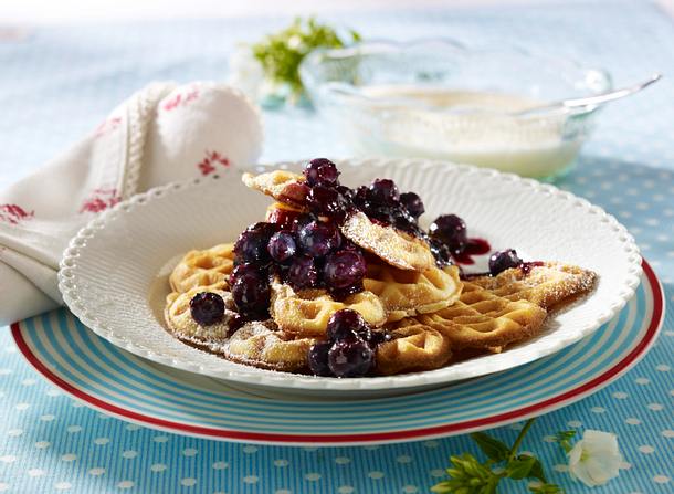 Sahnewaffeln mit Orangenschale zu Zabaione und marinierten Heidelbeeren Rezept