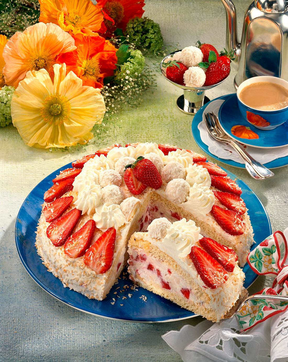 Sahnige Erdbeer-Raffaello-Torte Rezept | LECKER