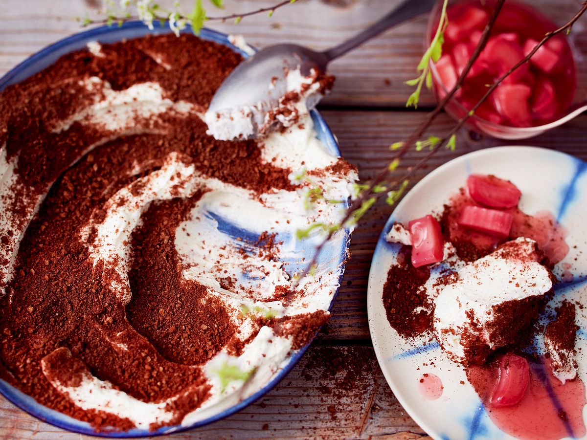 Sahnige Joghurtcreme „Hugo“ mit Rhabarberkompott Rezept