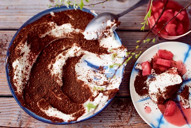 Sahnige Joghurtcreme „Hugo“ mit Rhabarberkompott Rezept Sahnige Joghurtcreme „Hugo“ mit Rhabarberkompott Rezept