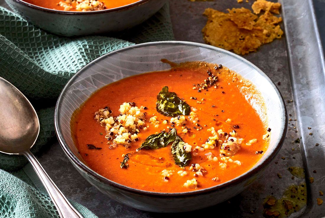 Sahnige Tomatensuppe mit Quinoa und Parmesan-Chips Rezept | LECKER
