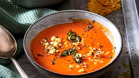 Sahnige Tomatensuppe mit Quinoa und Parmesan-Chips Rezept - Foto: House of Food / Bauer Food Experts KG