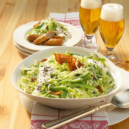 Sahniger Weißkohlsalat mit Bratwurst Rezept Sahniger Weißkohlsalat mit Bratwurst Rezept